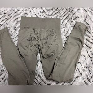 Lazuli Scrunch Seamless Ribbed Contour Leggings (M) Misty green